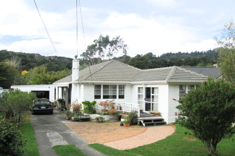 Photo of property in 27 Pinehaven Road, Pinehaven, Upper Hutt, 5019