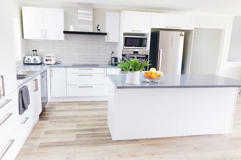 Photo of property in 2 Taroka Close, Pinehill, Auckland, 0632