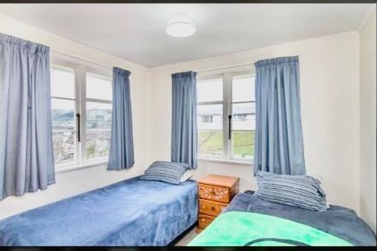 Photo of property in 1 Wakefield Terrace, Tawa, Wellington, 5028