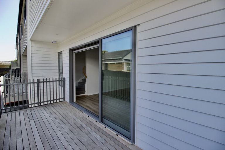 Photo of property in 2/94 Target Road, Totara Vale, Auckland, 0629