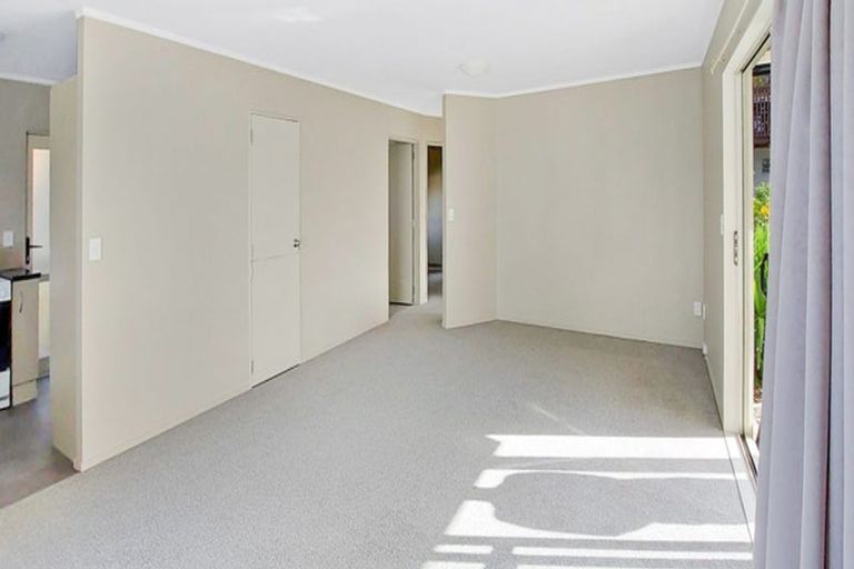 Photo of property in 31 Covil Avenue, Te Atatu South, Auckland, 0610