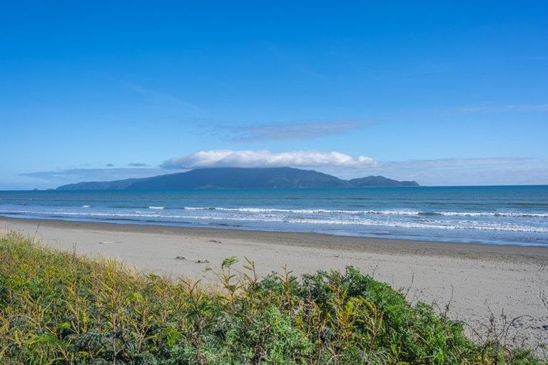 Photo of property in 114 Field Way, Waikanae Beach, Waikanae, 5036