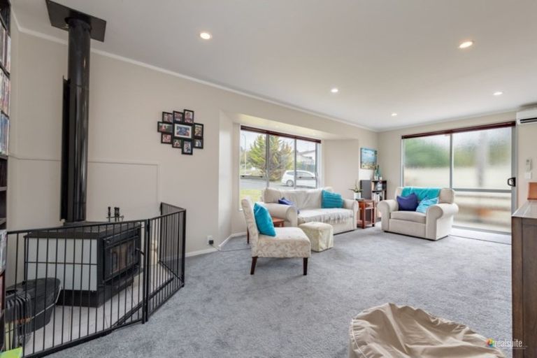 Photo of property in 37 Woolwich Close, Whitby, Porirua, 5024