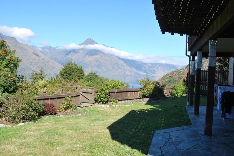Photo of property in 28 Mckerrow Place, Sunshine Bay, Queenstown, 9300
