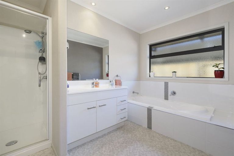 Photo of property in 142 Oteki Park Drive, Welcome Bay, Tauranga, 3112