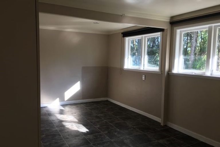 Photo of property in 17 Awaroa Road, Sunnyvale, Auckland, 0612