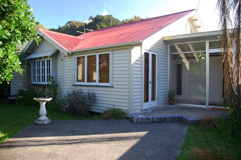Photo of property in 2 Matipo Street, Eastbourne, Lower Hutt, 5013