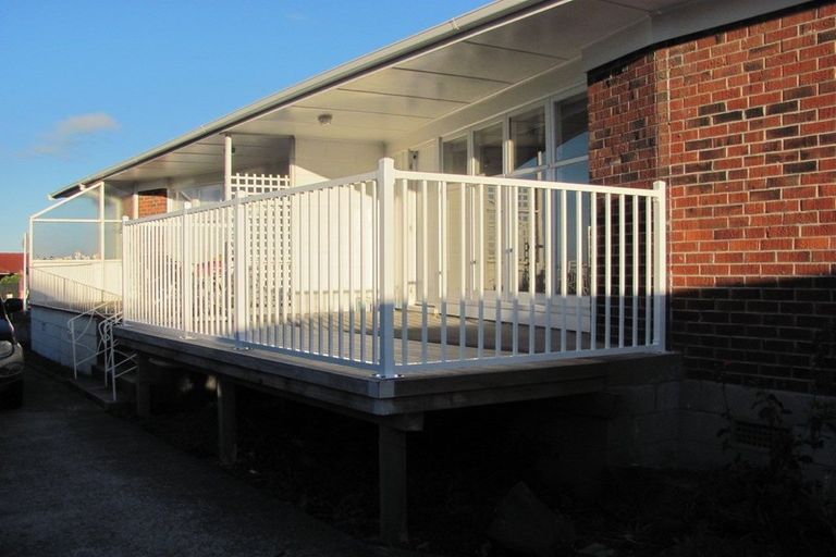 Photo of property in 2/124 Te Atatu Road, Te Atatu South, Auckland, 0610