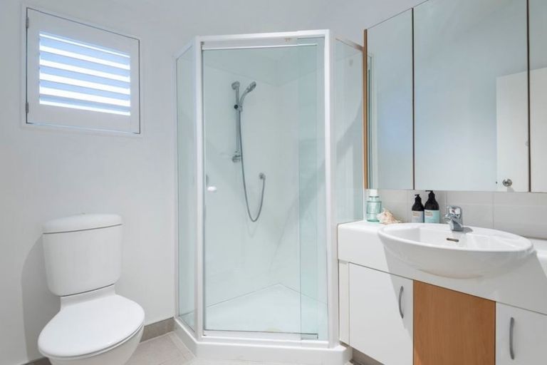 Photo of property in 7/8 Tobago Place, Sunnynook, Auckland, 0620