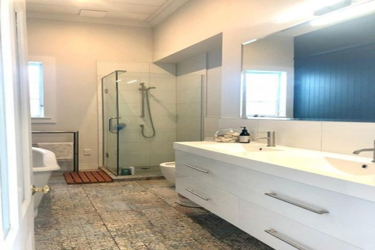 Photo of property in 19 Huapai Street, Onehunga, Auckland, 1061