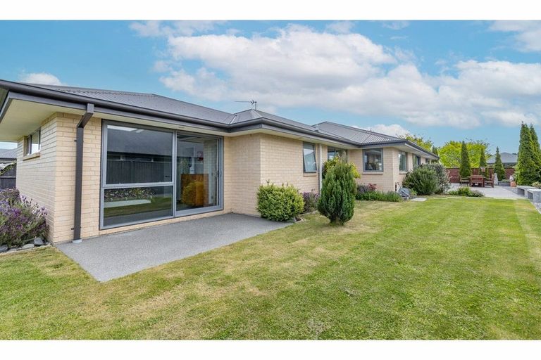 Photo of property in 16 Huntingdon Drive, Rangiora, 7400