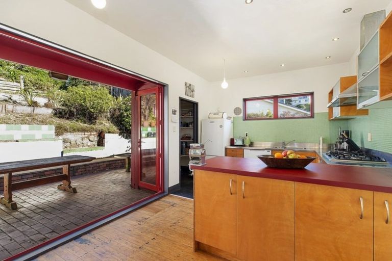 Photo of property in 124 Sutherland Road, Melrose, Wellington, 6023