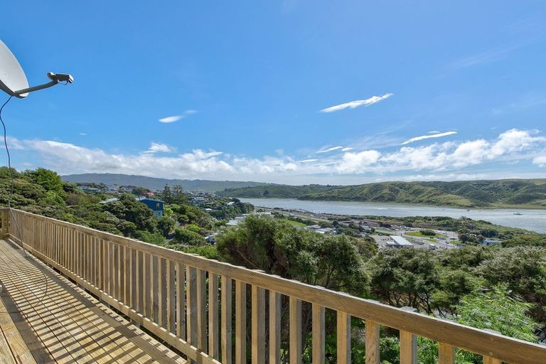 Photo of property in 10 Kahu Road, Paremata, Porirua, 5024
