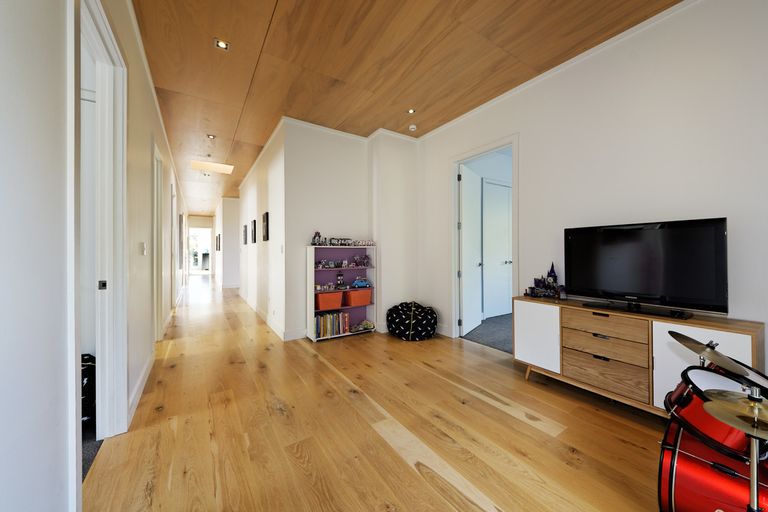 Photo of property in 27 Cochran Road, Oratia, Auckland, 0604