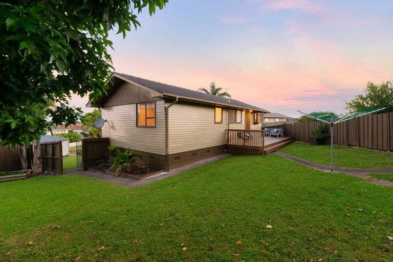 Photo of property in 17 Foyle Place, Glendene, Auckland, 0602