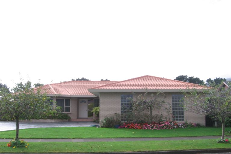 Photo of property in 19 Cranbrook Grove, Waikanae, 5036