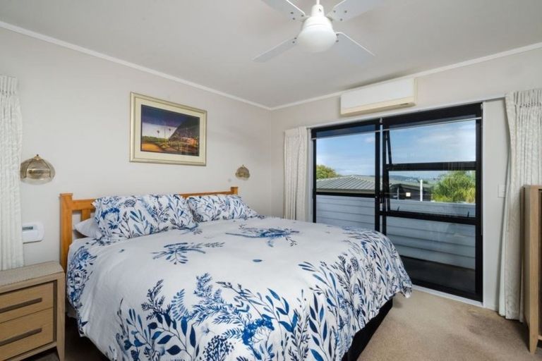 Photo of property in 7 Oakpark Place, West Harbour, Auckland, 0618