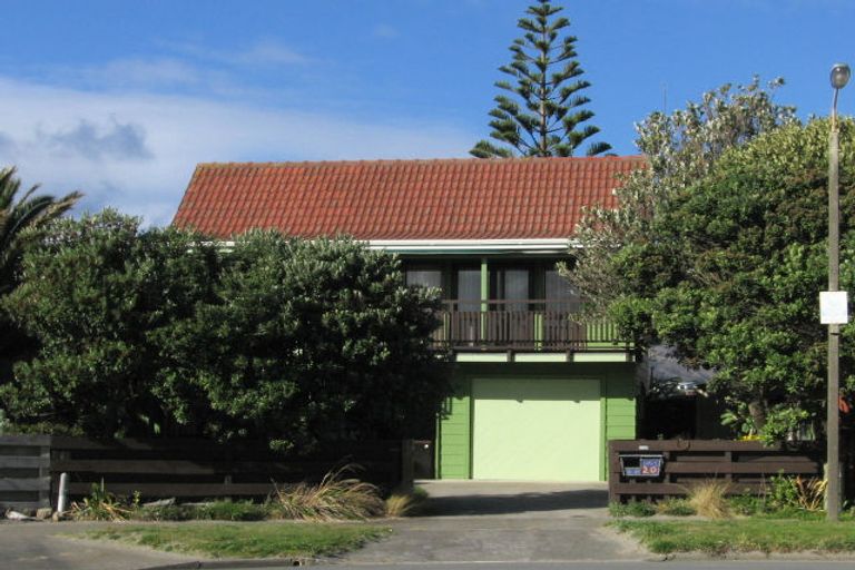 Photo of property in 20 Oratia Street, Waikanae Beach, Waikanae, 5036