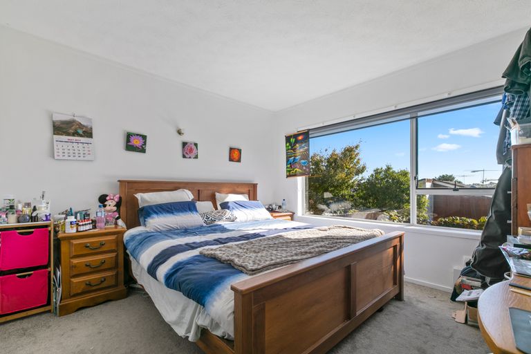 Photo of property in 2/309 Wairau Road, Totara Vale, Auckland, 0627