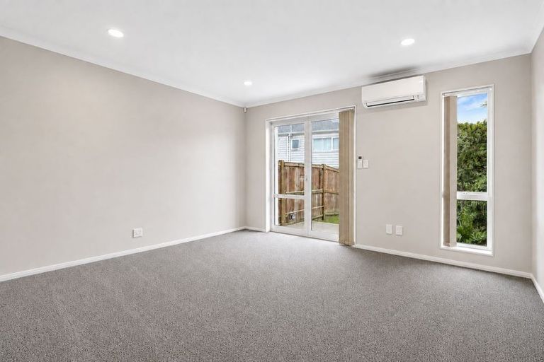 Photo of property in 19 Stitchbird Crescent, Papakura, 2110
