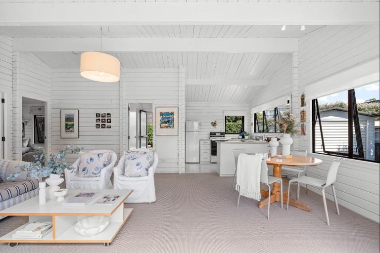 Photo of property in 15 St Anne Place, Omaha, 0986