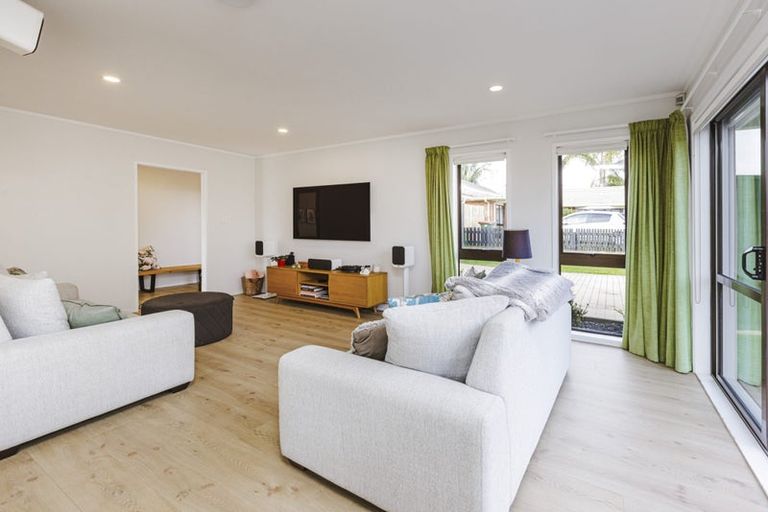 Photo of property in 9 Elrita Place, Conifer Grove, Takanini, 2112