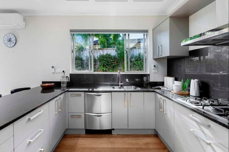 Photo of property in 12 Bur Oak Terrace, Schnapper Rock, Auckland, 0632