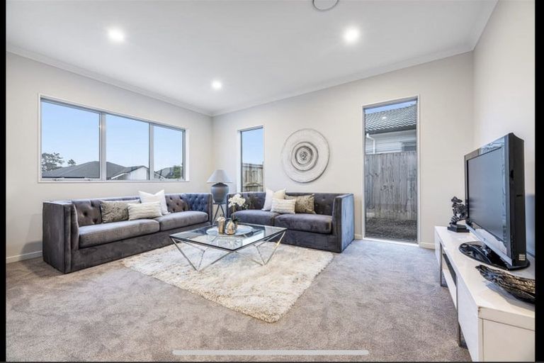 Photo of property in 15 Walter Ruddock Avenue, Kumeu, 0810