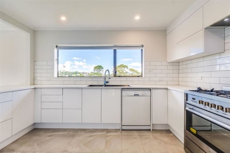 Photo of property in 128 Chelsea View Drive, Chatswood, Auckland, 0626