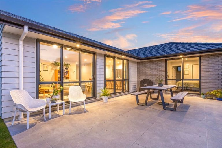 Photo of property in 25 Queen Charlotte Drive, Aotea, Porirua, 5024