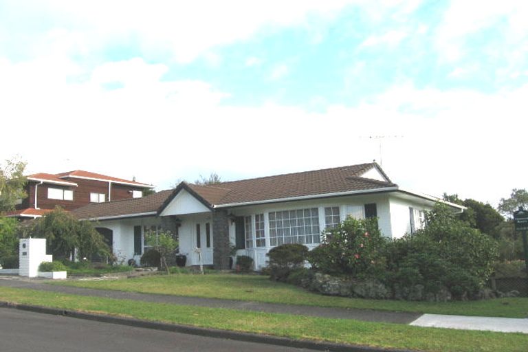 Photo of property in 20 Ravenstone Place, Chatswood, Auckland, 0626