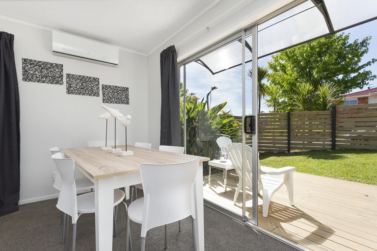 Photo of property in 1/1 Armstrong Place, New Lynn, Auckland, 0600