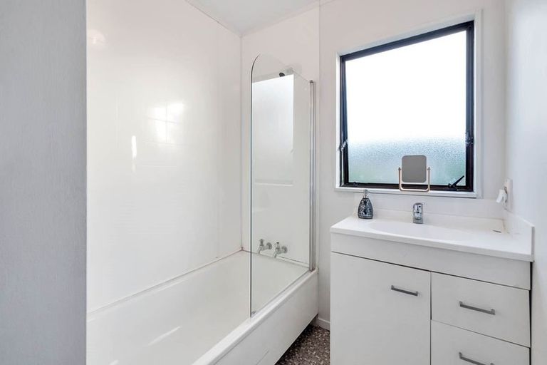 Photo of property in 1/130 Bruce Mclaren Road, Henderson, Auckland, 0612