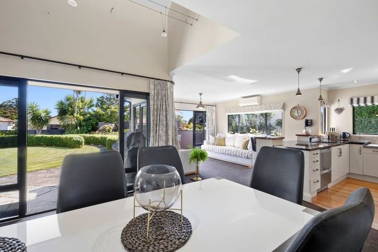 Photo of property in 7 Taylor Place, Merrilands, New Plymouth, 4312