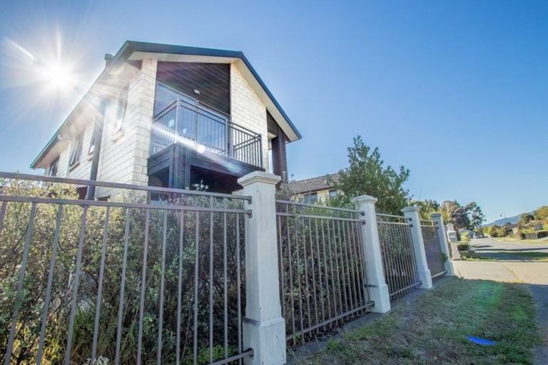 Photo of property in 17 Bluewater Place, Paraparaumu, 5032