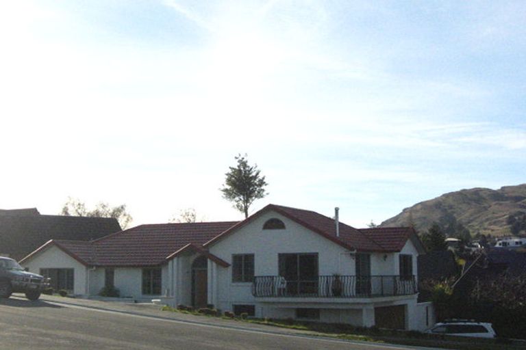 Photo of property in 49 Cedar Drive, Kelvin Heights, Queenstown, 9300