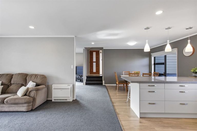 Photo of property in 4 Pinewood Grove, Botany Downs, Auckland, 2010