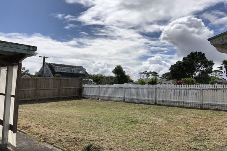 Photo of property in 1 Keru Place, Te Atatu South, Auckland, 0610