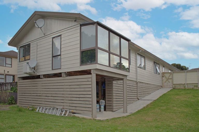 Photo of property in 7 Halloran Place, Massey, Auckland, 0614