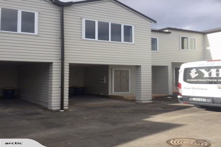 Photo of property in 5/30 John Jennings Drive, Oteha, Auckland, 0632