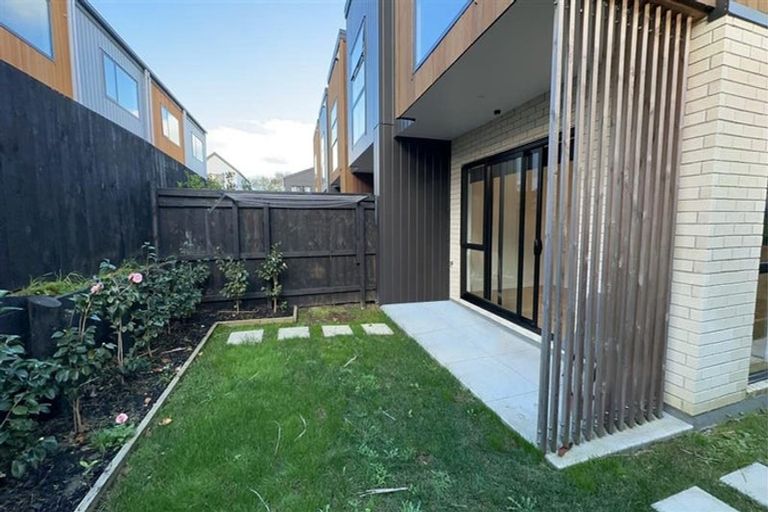 Photo of property in 7/89 Beach Road, Te Atatu Peninsula, 0610