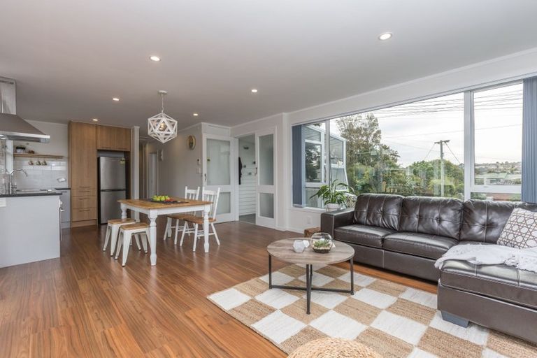 Photo of property in 2/10 Exmouth Road, Northcote, Auckland, 0627