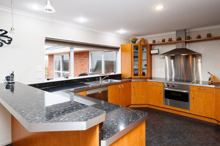 Photo of property in 20 Johnstone Drive, Fitzherbert, Palmerston North, 4410