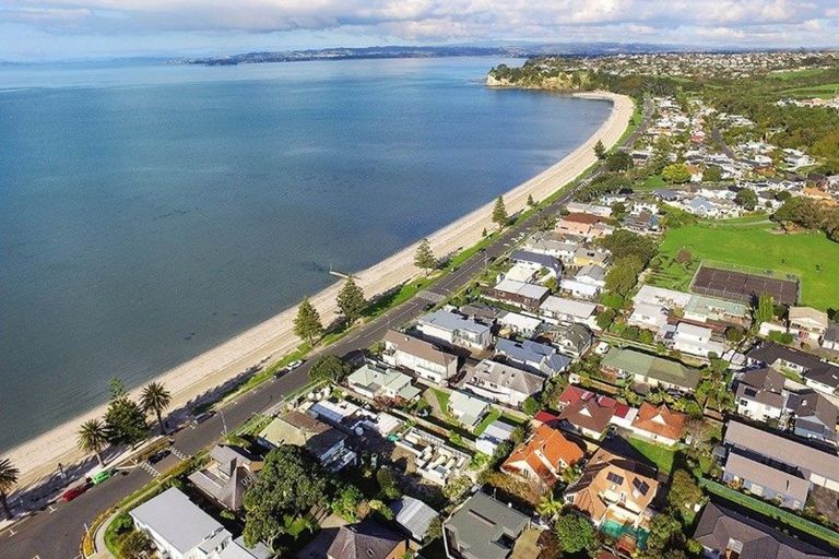 Photo of property in 18 The Esplanade, Eastern Beach, Auckland, 2012