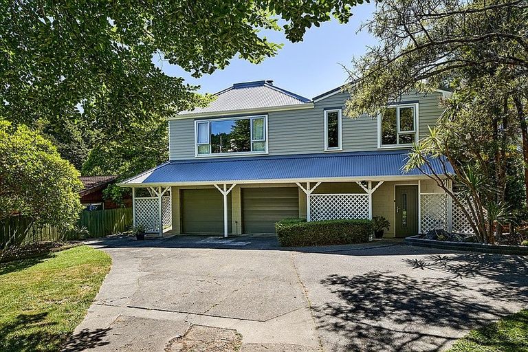 Photo of property in 73 Blue Mountains Road, Pinehaven, Upper Hutt, 5019