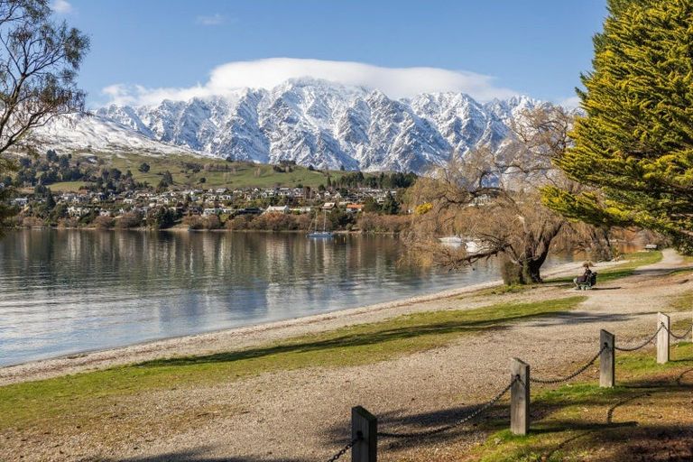 Photo of property in 8 Redwood Court, Kelvin Heights, Queenstown, 9300