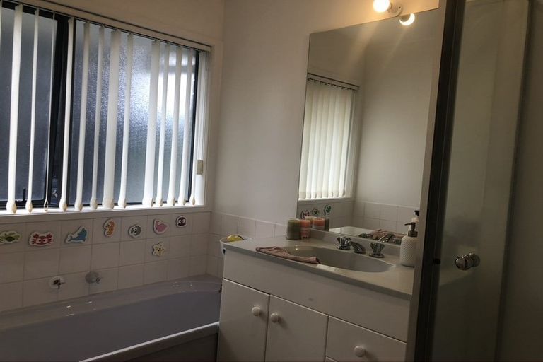 Photo of property in 2/4 Currell Way, Somerville, Auckland, 2014