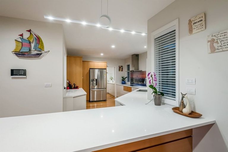 Photo of property in 13a Parr Terrace, Castor Bay, Auckland, 0620