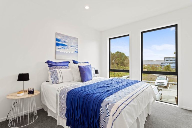 Photo of property in 21 Meg Lane, Glen Eden, 0602