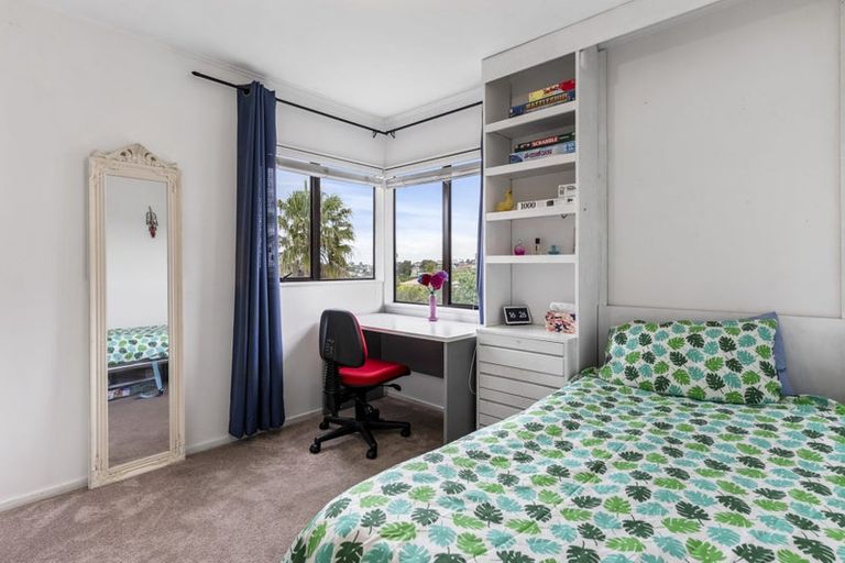 Photo of property in 1/10 Remus Place, Totara Vale, Auckland, 0629